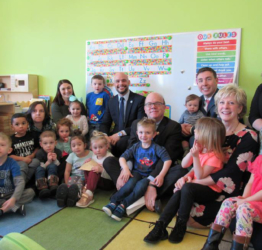 young children gather with local leadership as part of a head start program